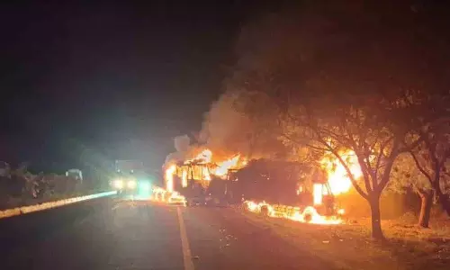 राष्ट्रीय राजमार्ग पर दो लॉरियां जलाई गईं राष्ट्रीय राजमार्ग पर दो लॉरियां जलाई गईं