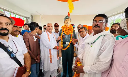 Jaipur: गृह राज्य मंत्री ने करौली जिले में किया शहीद आराम सिंह की प्रतिमा का अनावरण