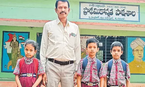 सरकारी स्कूल के शिक्षक ने अपने बच्चों को अपने स्कूल में दाखिला दिलाकर मिसाल कायम की सरकारी स्कूल के शिक्षक ने अपने बच्चों को अपने स्कूल में दाखिला दिलाकर मिसाल कायम की