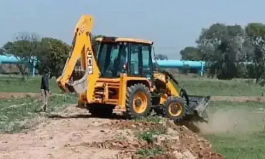Greater Noida: प्रशासन ने भू-माफियाओं से मुक्त कराई 2240 बीघा जमीन