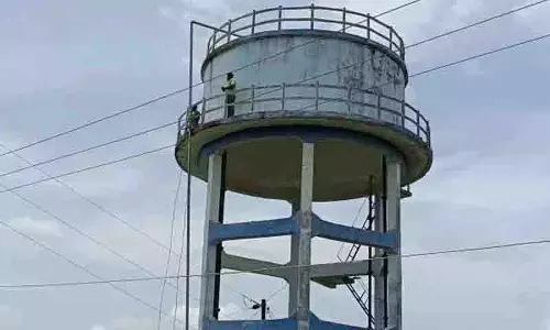 Mancherial में ठेकेदार को टैंक आवंटित करने के खिलाफ मछुआरों ने किया प्रदर्शन Mancherial में ठेकेदार को टैंक आवंटित करने के खिलाफ मछुआरों ने किया प्रदर्शन