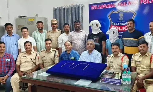 ट्रेनों में चेन चोरी.. दो आरोपी गिरफ्तार ट्रेनों में चेन चोरी.. दो आरोपी गिरफ्तार