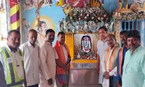 मेट्रो रेल इंजीनियर ने कोटा मैसम्मा मंदिर का दौरा किया