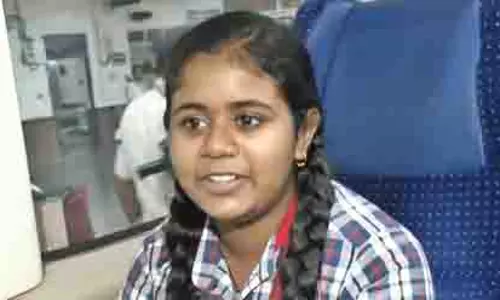 Bihar में छात्रों ने वंदे भारत की पहली यात्रा का जश्न मनाया Bihar में छात्रों ने वंदे भारत की पहली यात्रा का जश्न मनाया