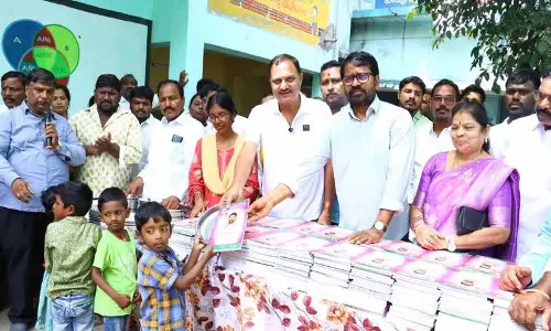 मथुरा चैरिटेबल ट्रस्ट ने सरकारी स्कूल के छात्रों को सहायता प्रदान की