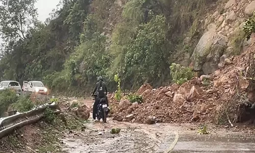 Himachal: भूस्खलन के कारण धर्मशाला-कांगड़ा राष्ट्रीय राजमार्ग बाधित, यातायात बाधित