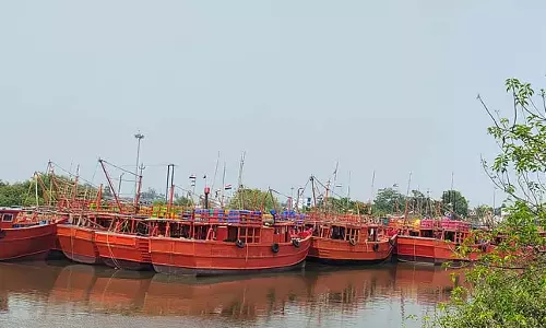 तूफान और बारिश के बीच ट्रॉलर समुद्र से जल्दी वापस लौटा तूफान और बारिश के बीच ट्रॉलर समुद्र से जल्दी वापस लौटा