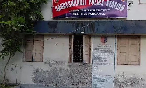 पुलिस ने संदेशखली के प्रदर्शनकारियों को धमकाया, जमीनी स्तर पर लौटने का दबाव बनाया पुलिस ने संदेशखली के प्रदर्शनकारियों को धमकाया, जमीनी स्तर पर लौटने का दबाव बनाया