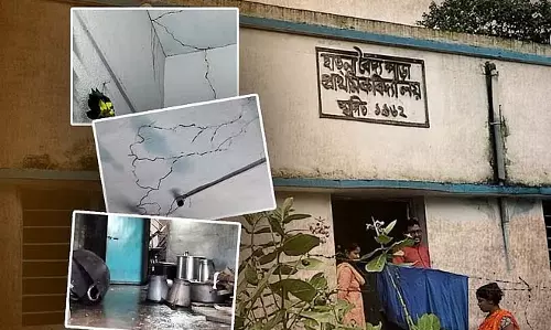 छत गिर रही है, छात्रों को बिजली के झटके लग रहे