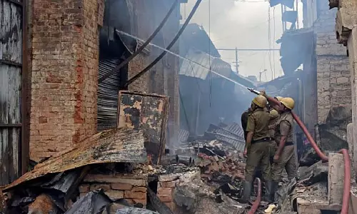 आग के पीछे क्या है? फिरहाद और शुवेंदु के बीच जुबानी जंग
