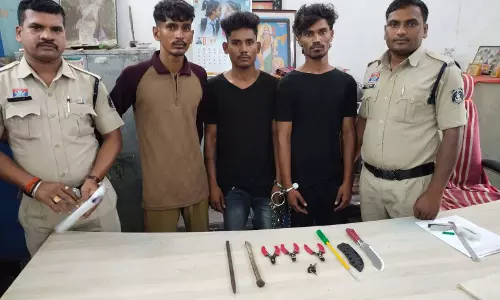 घर में घुसकर चोरी का प्रयास कर रहे तीन आरोपी गिरफ्तार, धारदार हथियार और औजार बरामद