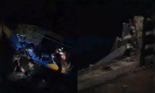 वीर कुंवर सिंह सेतु से स्कॉर्पियो गिरी गंगा नदी में, 5 लोगों के डूबने की आशंका वीर कुंवर सिंह सेतु से स्कॉर्पियो गिरी गंगा नदी में, 5 लोगों के डूबने की आशंका