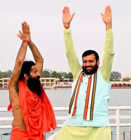 CM नायब सिंह सैनी ने योग गुरू रामदेव के साथ किया योग CM नायब सिंह सैनी ने योग गुरू रामदेव के साथ किया योग