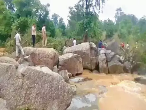 मैनपाट इलाके में नदी उफान पर, 4 लोग बहे मैनपाट इलाके में नदी उफान पर, 4 लोग बहे