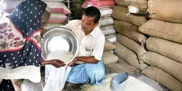 बुजुर्गों को उचित मूल्य की दुकानों पर पहचान के लिए वैकल्पिक पद्धति की आवश्यकता है बुजुर्गों को उचित मूल्य की दुकानों पर पहचान के लिए वैकल्पिक पद्धति की आवश्यकता है