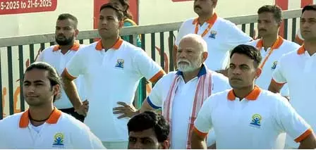 प्रधानमंत्री ने विशाखपत्तनम में 3 लाख लोगों संग किया योग, दिया हील इन इंडिया का भी मंत्र प्रधानमंत्री ने विशाखपत्तनम में 3 लाख लोगों संग किया योग, दिया हील इन इंडिया का भी मंत्र
