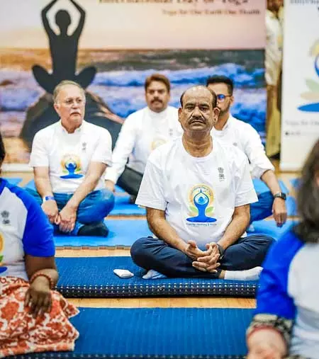 योग आत्मा की शुद्धि, चित्त की स्थिरता और जीवन के हर पहलू में संतुलन स्थापित करने की चिर पुरातन भारतीय परंपरा : ओम बिरला योग आत्मा की शुद्धि, चित्त की स्थिरता और जीवन के हर पहलू में संतुलन स्थापित करने की चिर पुरातन भारतीय परंपरा : ओम बिरला