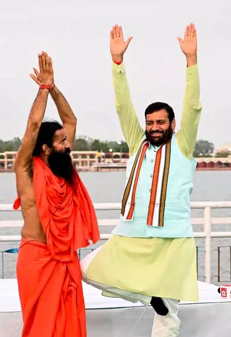 अंतर्राष्ट्रीय योग दिवस का शुभारंभ: कुरुक्षेत्र में सीएम नायब सैनी ने किया योगाभ्यास, न्यूयॉर्क के टाइम्स स्क्वायर पर भी योग करते दिखे लोग अंतर्राष्ट्रीय योग दिवस का शुभारंभ: कुरुक्षेत्र में सीएम नायब सैनी ने किया योगाभ्यास, न्यूयॉर्क के टाइम्स स्क्वायर पर भी योग करते दिखे लोग