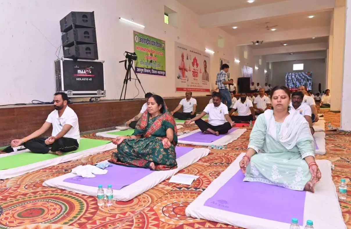 सांसद संग स्कूली बच्चों, जनप्रतिनिधियों और अधिकारियों ने भी किया योगाभ्यास सांसद संग स्कूली बच्चों, जनप्रतिनिधियों और अधिकारियों ने भी किया योगाभ्यास