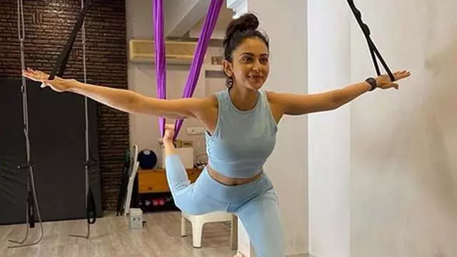 International Yoga Day: इन बॉलीवुड अभिनेत्रियों ने योग को दी अहमियत International Yoga Day: इन बॉलीवुड अभिनेत्रियों ने योग को दी अहमियत