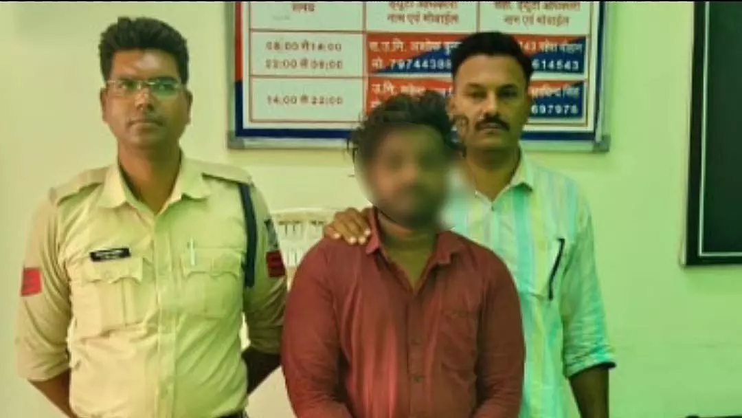 इंदौर में कर्ज चुकाने के लिए किए गए अपराध: कर्ज में डूबा युवक 12 चोरी के मोबाइल फोन के साथ पकड़ा गया इंदौर में कर्ज चुकाने के लिए किए गए अपराध: कर्ज में डूबा युवक 12 चोरी के मोबाइल फोन के साथ पकड़ा गया