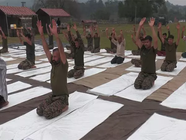 भारतीय सेना ने Poonch में स्थानीय लोगों के साथ 11वां अंतर्राष्ट्रीय योग दिवस मनाया भारतीय सेना ने Poonch में स्थानीय लोगों के साथ 11वां अंतर्राष्ट्रीय योग दिवस मनाया