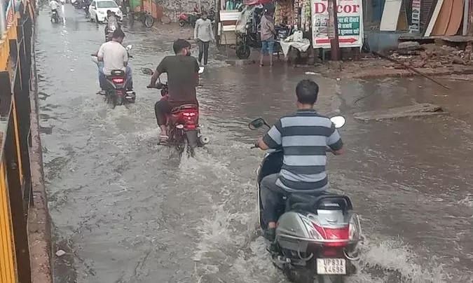 Firozabad: स्मार्ट सिटी की पोल खोलती बारिश, सड़कें बनी तालाब Firozabad: स्मार्ट सिटी की पोल खोलती बारिश, सड़कें बनी तालाब