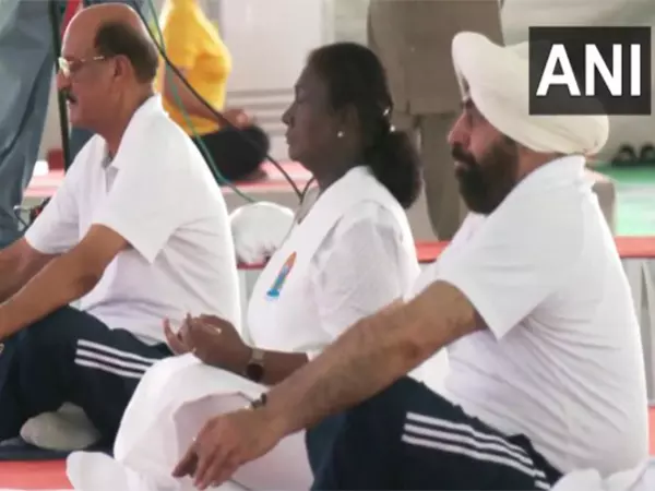 राष्ट्रपति मुर्मू ने Dehradun में मनाया 11वां अंतर्राष्ट्रीय योग दिवस राष्ट्रपति मुर्मू ने Dehradun में मनाया 11वां अंतर्राष्ट्रीय योग दिवस