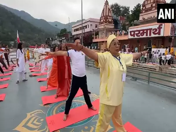 स्वामी चिदानंद सरस्वती और अन्य लोगों ने Rishikesh में गंगा घाट पर योग किया स्वामी चिदानंद सरस्वती और अन्य लोगों ने Rishikesh में गंगा घाट पर योग किया