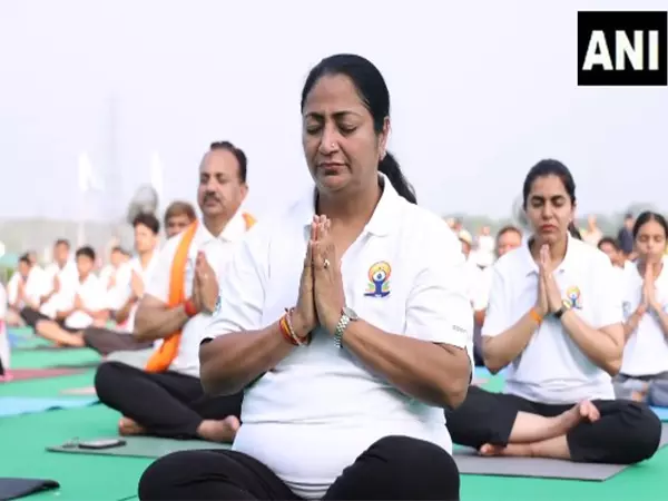 Delhi CM ने यमुना में नावों पर छात्रों और बोट क्लब के सदस्यों के साथ योग किया Delhi CM ने यमुना में नावों पर छात्रों और बोट क्लब के सदस्यों के साथ योग किया