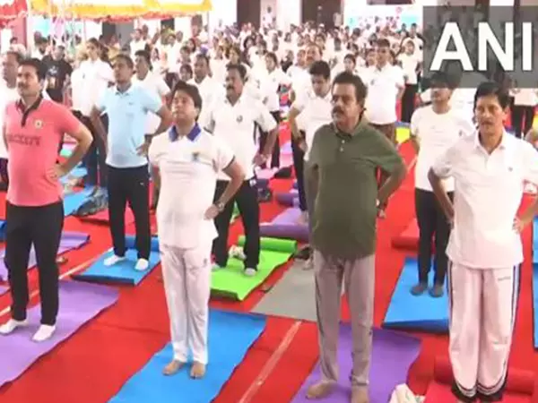 केंद्रीय मंत्री ज्योतिरादित्य सिंधिया ने Indore में योग किया केंद्रीय मंत्री ज्योतिरादित्य सिंधिया ने Indore में योग किया