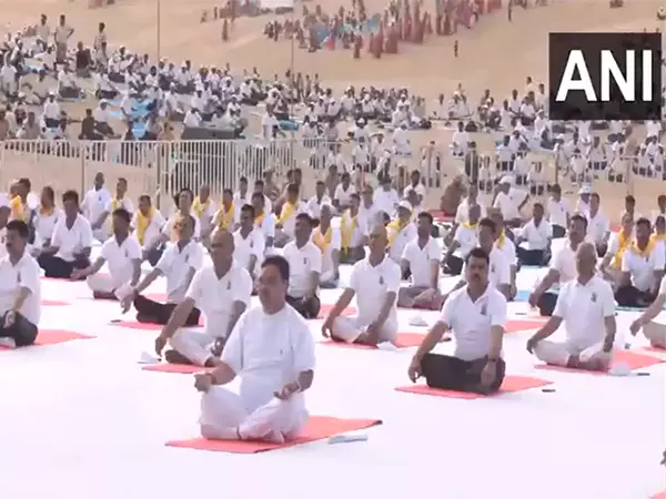 Rajasthan CM ने अंतर्राष्ट्रीय योग दिवस पर जैसलमेर में योग किया Rajasthan CM ने अंतर्राष्ट्रीय योग दिवस पर जैसलमेर में योग किया