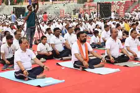 बिहार में योग के प्रति उत्साह, आमजन से लेकर मंत्रियों ने भी किया योगाभ्यास बिहार में योग के प्रति उत्साह, आमजन से लेकर मंत्रियों ने भी किया योगाभ्यास