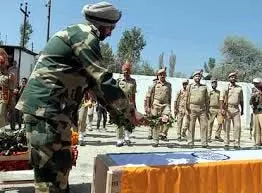 जम्मू-कश्मीर के राजौरी में बीएसएफ जवान को श्रद्धांजलि दी गई जम्मू-कश्मीर के राजौरी में बीएसएफ जवान को श्रद्धांजलि दी गई