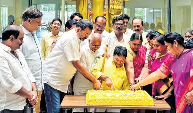 TDP कार्यालय में सीएम चंद्रबाबू नायडू की पत्नी का जन्मदिन मनाया गया TDP कार्यालय में सीएम चंद्रबाबू नायडू की पत्नी का जन्मदिन मनाया गया
