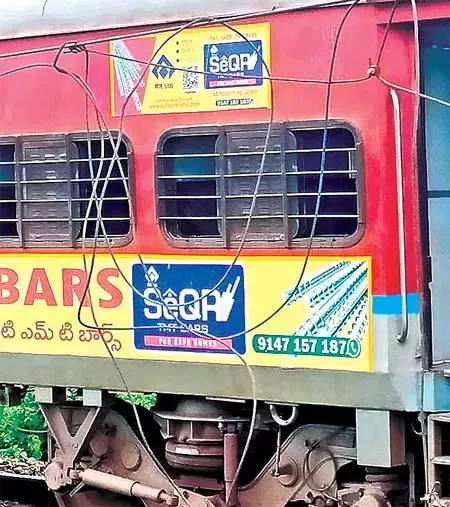 Odisha : बिजली के तारों में फंसे किरंदोल यात्री Odisha : बिजली के तारों में फंसे किरंदोल यात्री