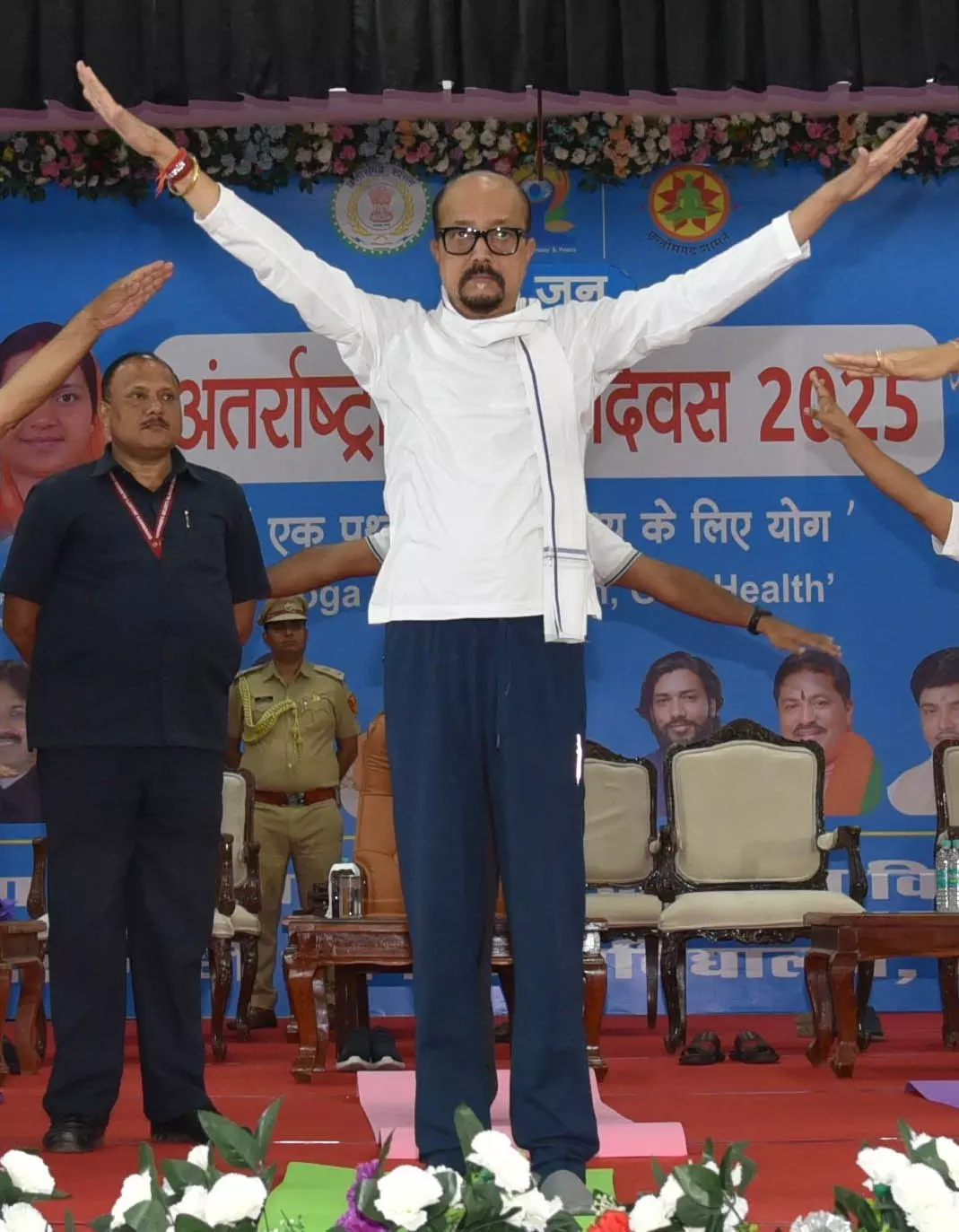 राज्यपाल डेका ने इंदिरा गांधी कृषि विश्वविद्यालय में किया योग राज्यपाल डेका ने इंदिरा गांधी कृषि विश्वविद्यालय में किया योग