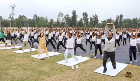 उत्तर प्रदेश: स्वस्थ जीवन का संदेश देते हुए विभिन्न जिलों में मनाया गया योग दिवस उत्तर प्रदेश: स्वस्थ जीवन का संदेश देते हुए विभिन्न जिलों में मनाया गया योग दिवस