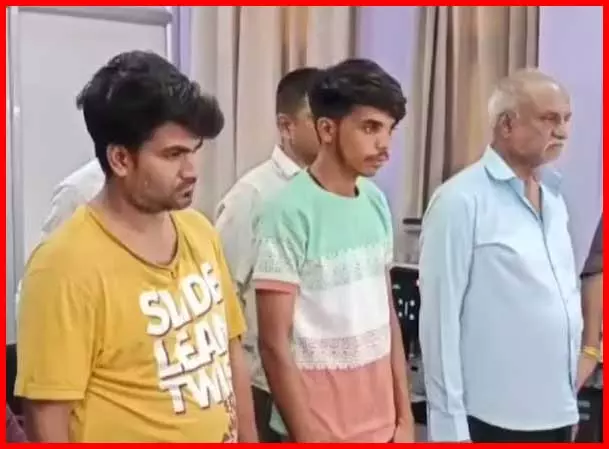 ट्रेन में दोस्ती पड़ी भारी...बड़ा कांड हो गया ट्रेन में दोस्ती पड़ी भारी...बड़ा कांड हो गया