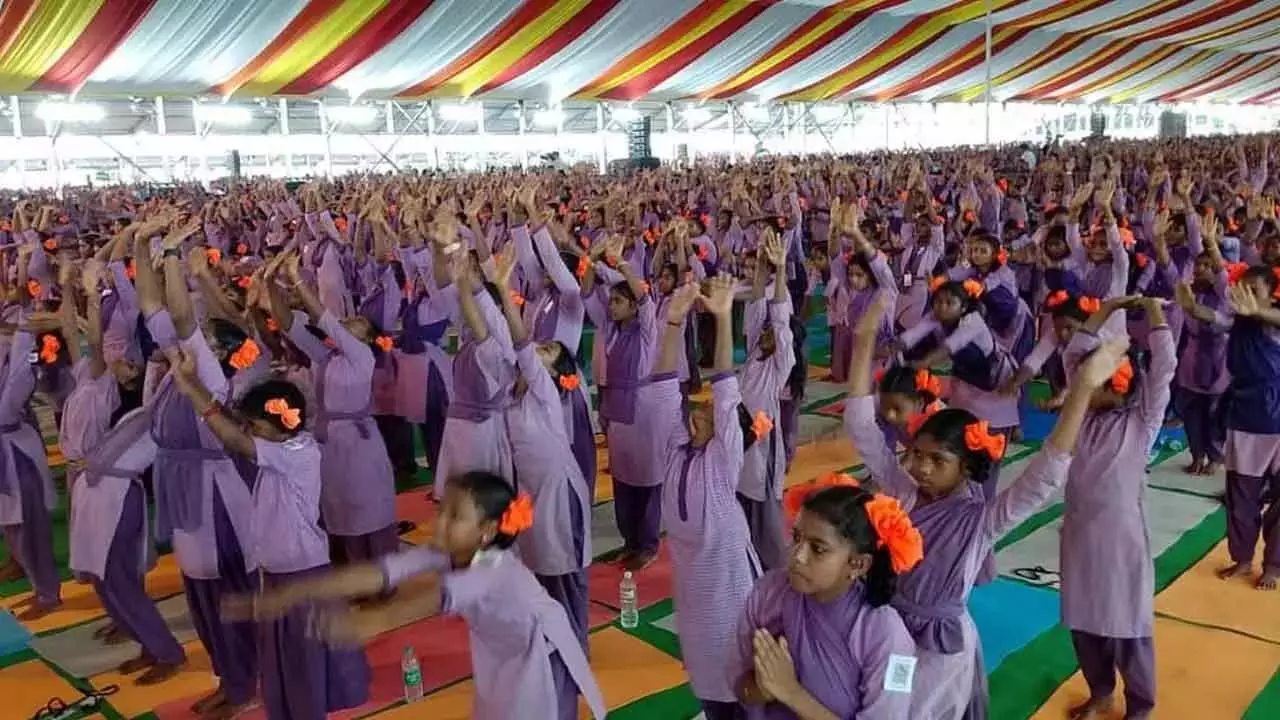 विशाखापत्तनम में योगांध्र कार्यक्रम ने गिनीज बुक ऑफ वर्ल्ड रिकॉर्ड बनाया विशाखापत्तनम में योगांध्र कार्यक्रम ने गिनीज बुक ऑफ वर्ल्ड रिकॉर्ड बनाया