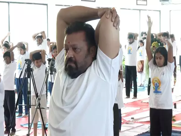 केंद्रीय मंत्री सुरेश गोपी ने 11th International Yoga Day पर एर्नाकुलम में योग किया केंद्रीय मंत्री सुरेश गोपी ने 11th International Yoga Day पर एर्नाकुलम में योग किया