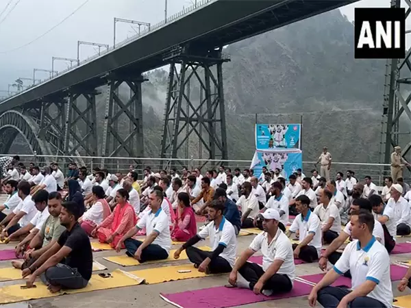 Reasi में दुनिया के सबसे ऊंचे रेलवे ब्रिज चेनाब रेल ब्रिज पर योग सत्र आयोजित किया गया Reasi में दुनिया के सबसे ऊंचे रेलवे ब्रिज चेनाब रेल ब्रिज पर योग सत्र आयोजित किया गया