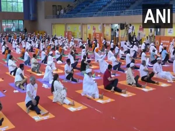 11वें अंतर्राष्ट्रीय योग दिवस पर लाखों वारकरियों ने CM फडणवीस के साथ योग किया 11वें अंतर्राष्ट्रीय योग दिवस पर लाखों वारकरियों ने CM फडणवीस के साथ योग किया