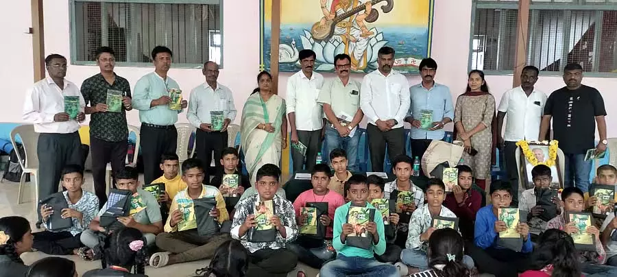 Channapatna : स्कूली बच्चों को कुवेम्पु के कार्यों का वितरण Channapatna : स्कूली बच्चों को कुवेम्पु के कार्यों का वितरण