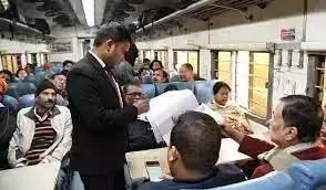 ईमानदार TTE ने यात्री को सोना और नकदी का बैग लौटाया ईमानदार TTE ने यात्री को सोना और नकदी का बैग लौटाया