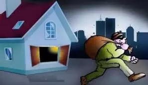 Latehar: बंद घर का ताला तोड़ जेवर व बर्तन ले भागे चोर Latehar: बंद घर का ताला तोड़ जेवर व बर्तन ले भागे चोर