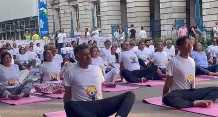 यूके में भारतीय प्रवासियों ने मनाया अंतर्राष्ट्रीय योग दिवस, स्वस्थ जीवनशैली अपनाने पर जोर दिया यूके में भारतीय प्रवासियों ने मनाया अंतर्राष्ट्रीय योग दिवस, स्वस्थ जीवनशैली अपनाने पर जोर दिया
