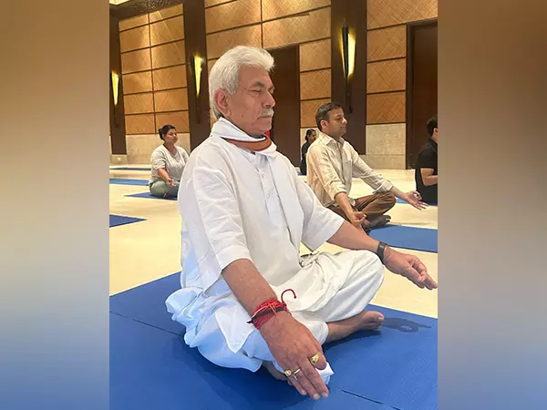 J-K LG Manoj Sinha ने 11वें अंतर्राष्ट्रीय योग दिवस में भाग लिया J-K LG Manoj Sinha ने 11वें अंतर्राष्ट्रीय योग दिवस में भाग लिया