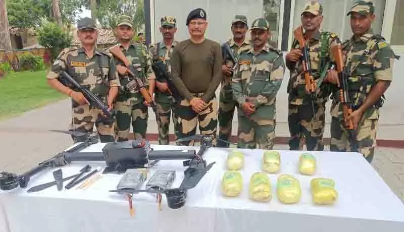 Amritsar: पाकिस्तान से तस्करी कर लाई गई 7.4 किलोग्राम आईसीई जब्त Amritsar: पाकिस्तान से तस्करी कर लाई गई 7.4 किलोग्राम आईसीई जब्त