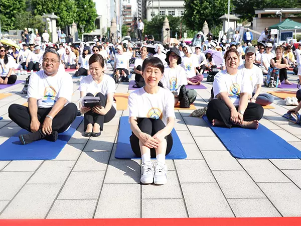 Japan PM की पत्नी योशिको इशिबा ने अंतर्राष्ट्रीय योग दिवस समारोह में भाग लिया Japan PM की पत्नी योशिको इशिबा ने अंतर्राष्ट्रीय योग दिवस समारोह में भाग लिया